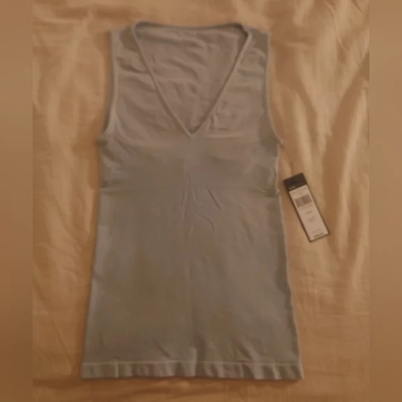 NWT Aqua BCBG MaxAzria "Mistie" essential Seamless Tank Top Built In Bra XS / S - Picture 2 of 10